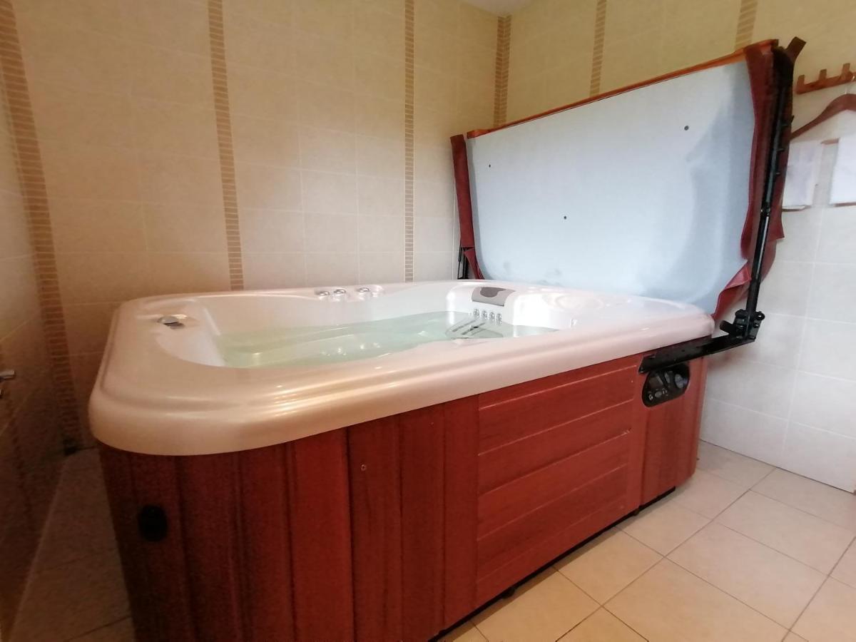 L'Atelier D'Arthur - Gite Chaleureux Avec Jacuzzi. Tenneville Exterior photo